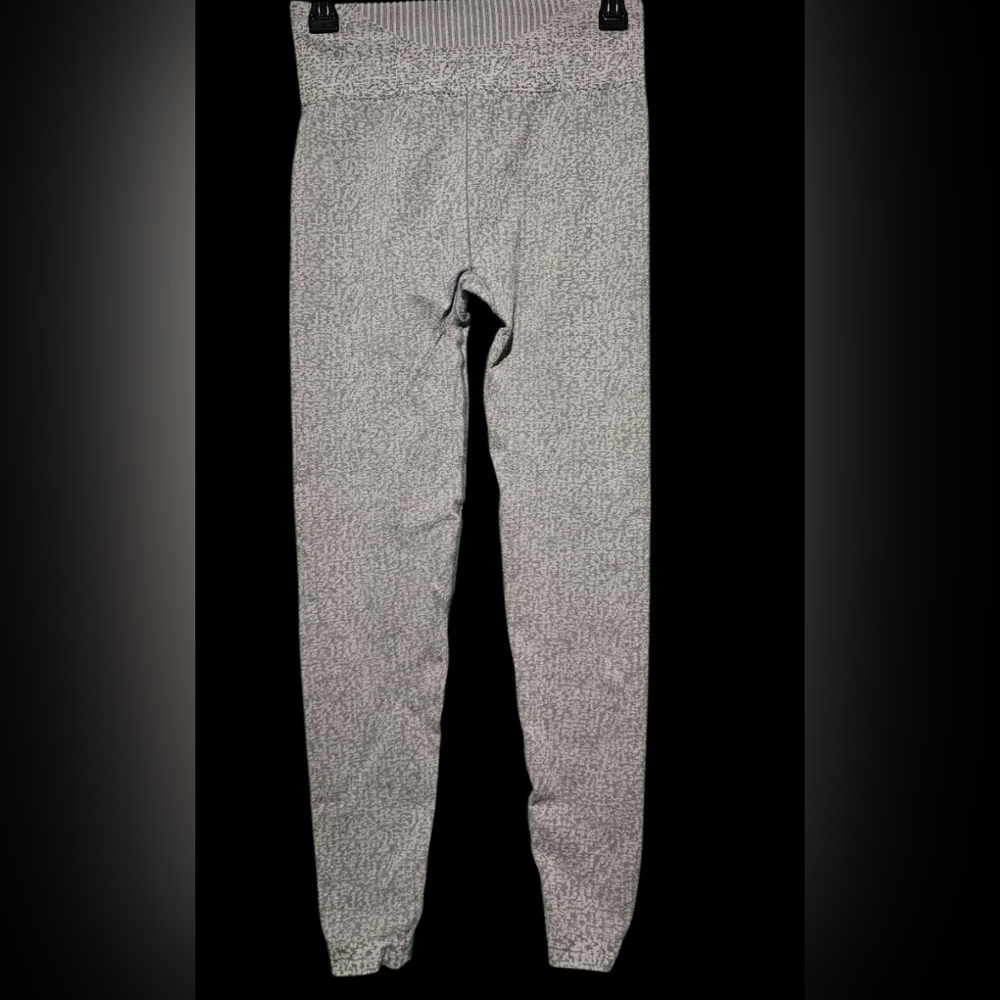 Gymshark Gray Leggings EUC Size 2 (26 Waist) - Picture 3 of 4